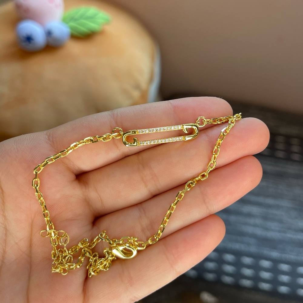 EVRY gold safety pin necklace